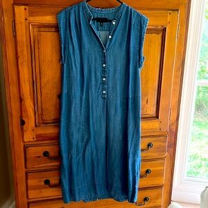 Banana Republic, size medium, sleeveless, soft, blue chambray dress,side pockets